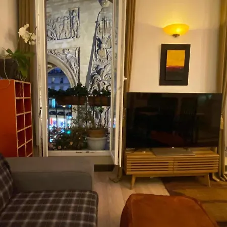 Apartment Romantic In Paris